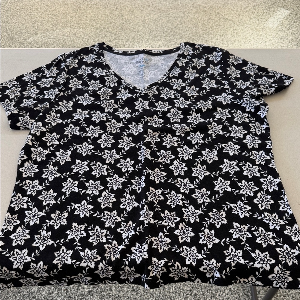 croft & barrow Black Short-Sleeve V-Neck Floral Tee